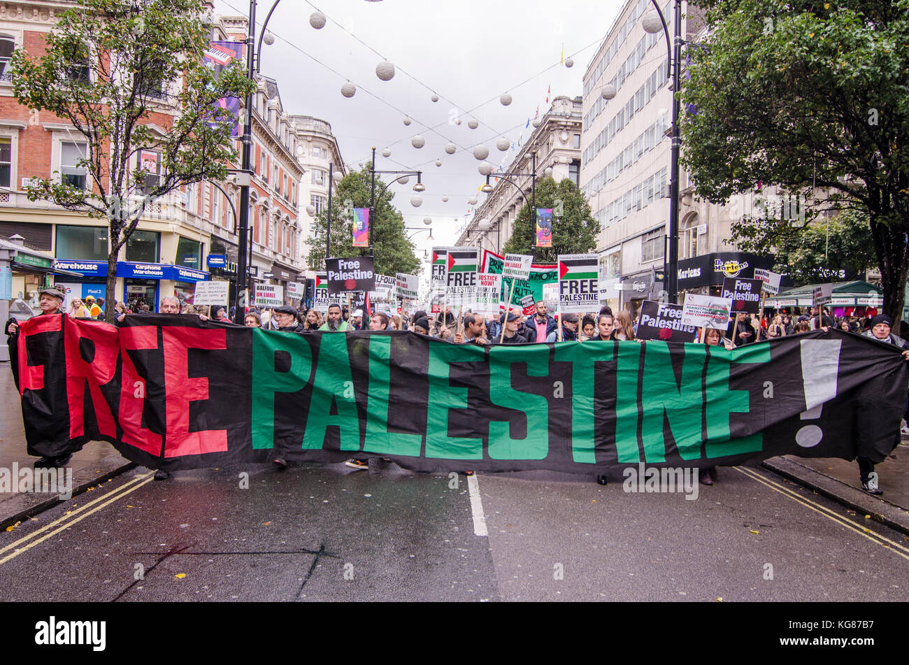 London, Großbritannien. November 2017. Palästinensische Demonstranten marschieren die Oxford Road hinunter. Quelle: William Barton. Quelle: William Barton/Alamy Live News Stockfoto