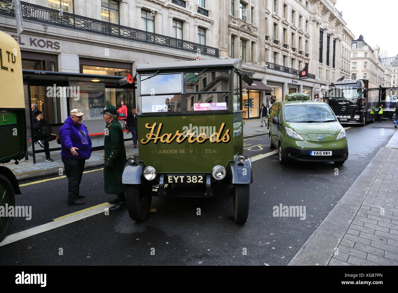 Der Regent Street in London's West End ist in des Landes größte kostenlose verwandelt-Motor Show. die belebte Einkaufsstraße ist durch Verkehr und die Straße mit Autos aus der Vergangenheit gefüllt ist, die Gegenwart und die Zukunft. Fast 200 Fahrzeuge ausgestellt sind, einschließlich derjenigen, die aus den Tagen der pferdelosen Kutsche durch den klassischen Jahre, neben der batteriebetriebenen Autos der Zukunft. Stockfoto