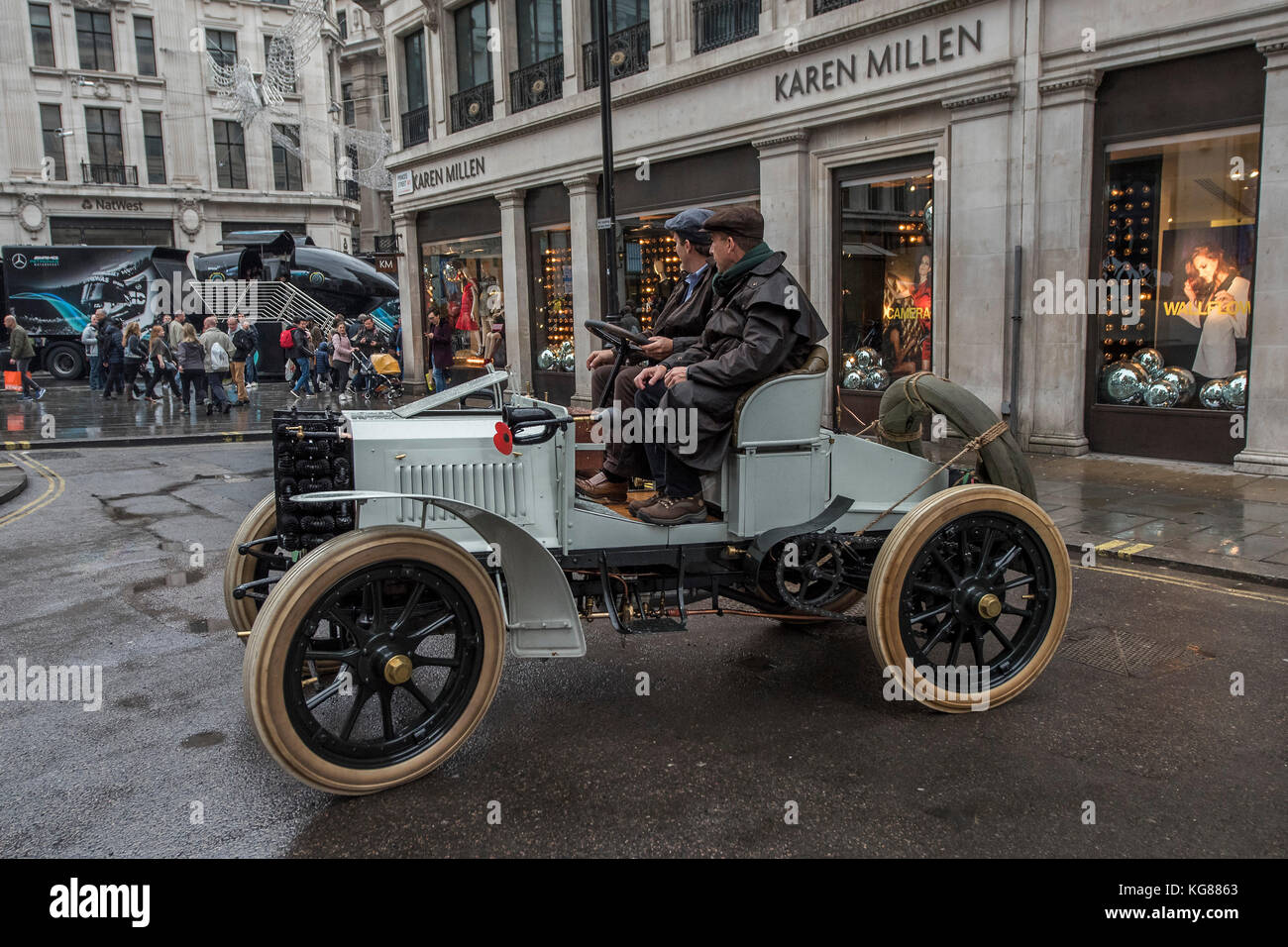 London, Großbritannien. 04 Nov, 2017. Einen Oldtimer Eintrag für die London nach Brighton fahren versucht, Zugriff auf die Regent Street Motor Show zu gewinnen aber kommt in eine Sackgasse. London, 04. Nov 2017. Credit: Guy Bell/Alamy leben Nachrichten Stockfoto