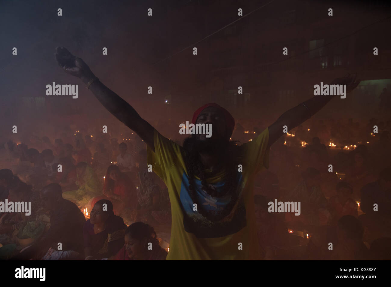 Dhaka, Bangladesch. 4. November 2017. Anhänger besuchen Gebet mit Räucherstäbchen und leichte Öl-Lampen vor dem Fasten während ein Religiöses Festival am 4. November 2017 rief Rakher Upabash in Dhaka. Bengalischen Volkes des hinduistischen Glaubens in Bangladesch sitzen im Gebet zur Feier des 18. Jahrhunderts hinduistischen heiligen Baba Lokenath mit einem 'Rakher Upobas "Gebet und Fasten Tag jedes Jahr Tausende von hinduistischen Gläubigen vor Shri Shri Lokenath Brahmachari Ashram Tempel für die kartik Das brati oder Rakher Upobash religiöses Fest in Barodi, in der Nähe von Dhaka, Bangladesch sammeln. Credit: Azim Khan Ronnie/Alamy leben Nachrichten Stockfoto Dhaka, Bangladesch. 4. November 2017. Anhänger besuchen Gebet mit Räucherstäbchen und leichte Öl-Lampen vor dem Fasten während ein Religiöses Festival am 4. November 2017 rief Rakher Upabash in Dhaka. Bengalischen Volkes des hinduistischen Glaubens in Bangladesch sitzen im Gebet zur Feier des 18. Jahrhunderts hinduistischen heiligen Baba Lokenath mit einem 'Rakher Upobas "Gebet und Fasten Tag jedes Jahr Tausende von hinduistischen Gläubigen vor Shri Shri Lokenath Brahmachari Ashram Tempel für die kartik Das brati oder Rakher Upobash religiöses Fest in Barodi, in der Nähe von Dhaka, Bangladesch sammeln. Credit: Azim Khan Ronnie/Alamy leben Nachrichten Stockfoto