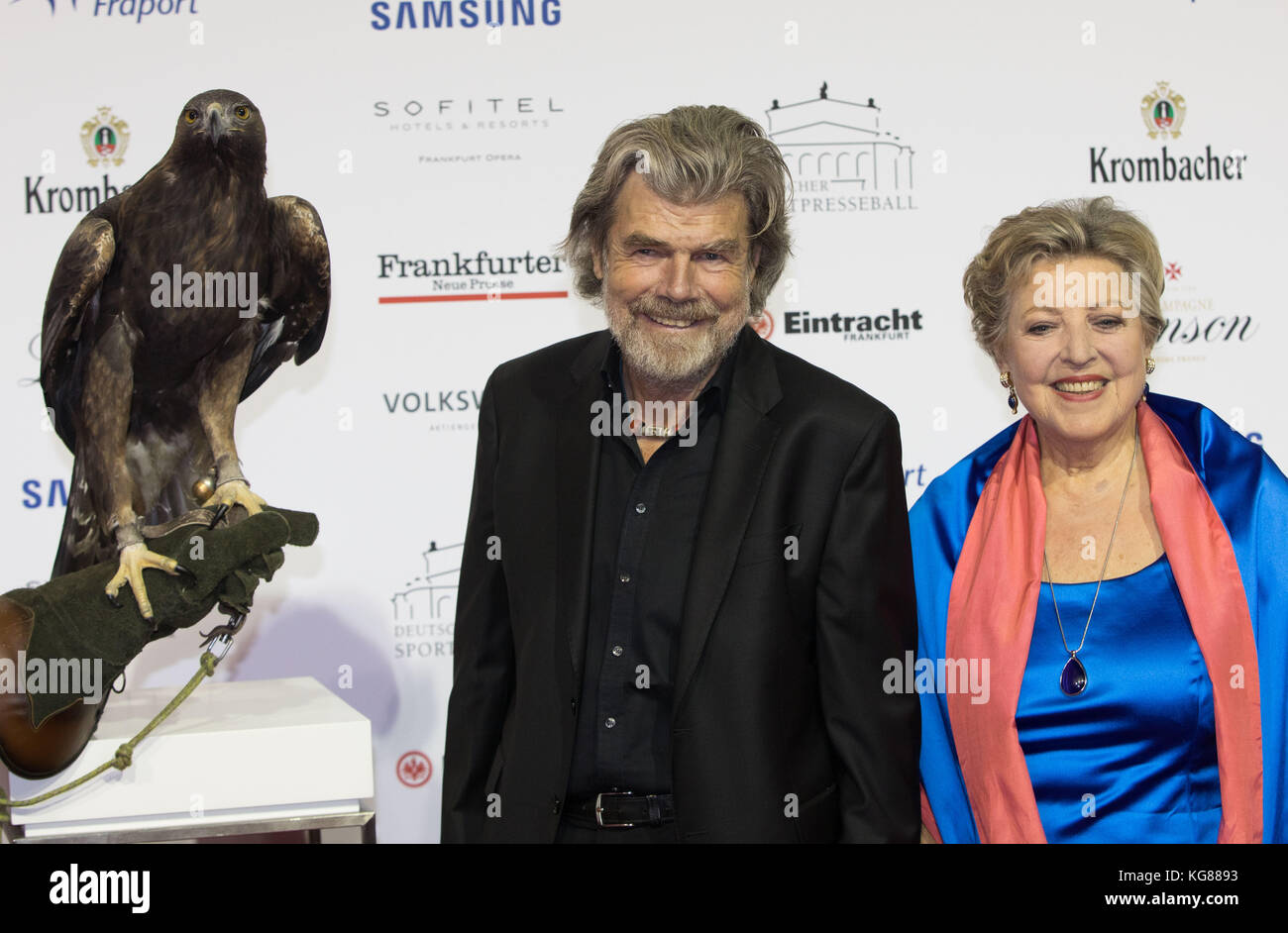 Der Bergsteiger Reinhold Messner und die Schauspielerin Marie-Luise Marjan posieren mit dem Falken Attila, dem Maskottchen des Fußballvereins Eintracht Frankfurt, bei der Ankunft beim 36. Deutschen Sportpresseball („36. Deutscher Sportpresseball“) an der Alten Oper Frankfurt am Main, 4. November 2017. Messner erhält später den Preis „Legend of Sports“. Foto: Frank Rumpenhorst/dpa Stockfoto