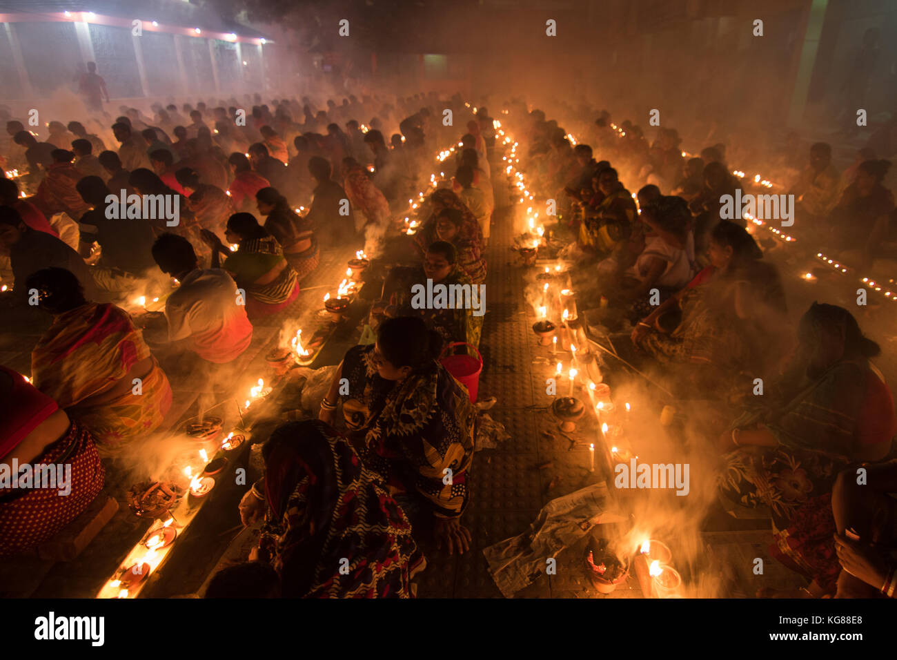 Dhaka, Bangladesch. 4. November 2017. Anhänger besuchen Gebet mit Räucherstäbchen und leichte Öl-Lampen vor dem Fasten während ein Religiöses Festival am 4. November 2017 rief Rakher Upabash in Dhaka. Bengalischen Volkes des hinduistischen Glaubens in Bangladesch sitzen im Gebet zur Feier des 18. Jahrhunderts hinduistischen heiligen Baba Lokenath mit einem 'Rakher Upobas "Gebet und Fasten Tag jedes Jahr Tausende von hinduistischen Gläubigen vor Shri Shri Lokenath Brahmachari Ashram Tempel für die kartik Das brati oder Rakher Upobash religiöses Fest in Barodi, in der Nähe von Dhaka, Bangladesch sammeln. Credit: Azim Khan Ronnie/Alamy leben Nachrichten Stockfoto Dhaka, Bangladesch. 4. November 2017. Anhänger besuchen Gebet mit Räucherstäbchen und leichte Öl-Lampen vor dem Fasten während ein Religiöses Festival am 4. November 2017 rief Rakher Upabash in Dhaka. Bengalischen Volkes des hinduistischen Glaubens in Bangladesch sitzen im Gebet zur Feier des 18. Jahrhunderts hinduistischen heiligen Baba Lokenath mit einem 'Rakher Upobas "Gebet und Fasten Tag jedes Jahr Tausende von hinduistischen Gläubigen vor Shri Shri Lokenath Brahmachari Ashram Tempel für die kartik Das brati oder Rakher Upobash religiöses Fest in Barodi, in der Nähe von Dhaka, Bangladesch sammeln. Credit: Azim Khan Ronnie/Alamy leben Nachrichten Stockfoto