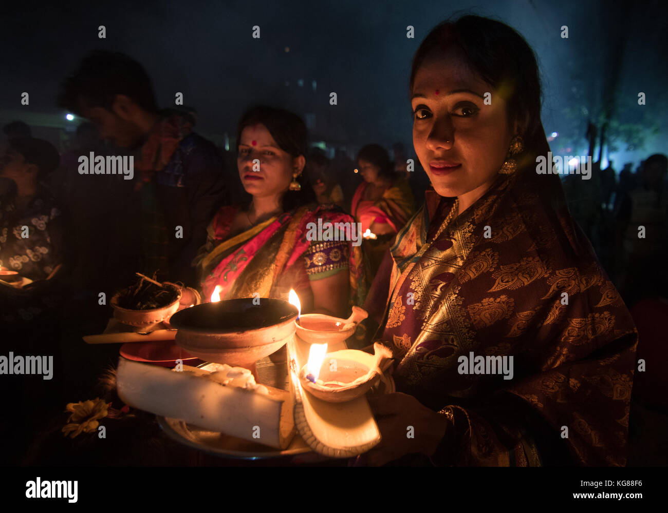 Dhaka, Bangladesch. 4. November 2017. Anhänger besuchen Gebet mit Räucherstäbchen und leichte Öl-Lampen vor dem Fasten während ein Religiöses Festival am 4. November 2017 rief Rakher Upabash in Dhaka. Bengalischen Volkes des hinduistischen Glaubens in Bangladesch sitzen im Gebet zur Feier des 18. Jahrhunderts hinduistischen heiligen Baba Lokenath mit einem 'Rakher Upobas "Gebet und Fasten Tag jedes Jahr Tausende von hinduistischen Gläubigen vor Shri Shri Lokenath Brahmachari Ashram Tempel für die kartik Das brati oder Rakher Upobash religiöses Fest in Barodi, in der Nähe von Dhaka, Bangladesch sammeln. Credit: Azim Khan Ronnie/Alamy leben Nachrichten Stockfoto Dhaka, Bangladesch. 4. November 2017. Anhänger besuchen Gebet mit Räucherstäbchen und leichte Öl-Lampen vor dem Fasten während ein Religiöses Festival am 4. November 2017 rief Rakher Upabash in Dhaka. Bengalischen Volkes des hinduistischen Glaubens in Bangladesch sitzen im Gebet zur Feier des 18. Jahrhunderts hinduistischen heiligen Baba Lokenath mit einem 'Rakher Upobas "Gebet und Fasten Tag jedes Jahr Tausende von hinduistischen Gläubigen vor Shri Shri Lokenath Brahmachari Ashram Tempel für die kartik Das brati oder Rakher Upobash religiöses Fest in Barodi, in der Nähe von Dhaka, Bangladesch sammeln. Credit: Azim Khan Ronnie/Alamy leben Nachrichten Stockfoto