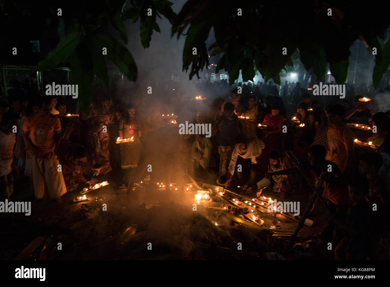 Dhaka, Bangladesch. 4. November 2017. Anhänger besuchen Gebet mit Räucherstäbchen und leichte Öl-Lampen vor dem Fasten während ein Religiöses Festival am 4. November 2017 rief Rakher Upabash in Dhaka. Bengalischen Volkes des hinduistischen Glaubens in Bangladesch sitzen im Gebet zur Feier des 18. Jahrhunderts hinduistischen heiligen Baba Lokenath mit einem 'Rakher Upobas "Gebet und Fasten Tag jedes Jahr Tausende von hinduistischen Gläubigen vor Shri Shri Lokenath Brahmachari Ashram Tempel für die kartik Das brati oder Rakher Upobash religiöses Fest in Barodi, in der Nähe von Dhaka, Bangladesch sammeln. Credit: Azim Khan Ronnie/Alamy leben Nachrichten Stockfoto Dhaka, Bangladesch. 4. November 2017. Anhänger besuchen Gebet mit Räucherstäbchen und leichte Öl-Lampen vor dem Fasten während ein Religiöses Festival am 4. November 2017 rief Rakher Upabash in Dhaka. Bengalischen Volkes des hinduistischen Glaubens in Bangladesch sitzen im Gebet zur Feier des 18. Jahrhunderts hinduistischen heiligen Baba Lokenath mit einem 'Rakher Upobas "Gebet und Fasten Tag jedes Jahr Tausende von hinduistischen Gläubigen vor Shri Shri Lokenath Brahmachari Ashram Tempel für die kartik Das brati oder Rakher Upobash religiöses Fest in Barodi, in der Nähe von Dhaka, Bangladesch sammeln. Credit: Azim Khan Ronnie/Alamy leben Nachrichten Stockfoto