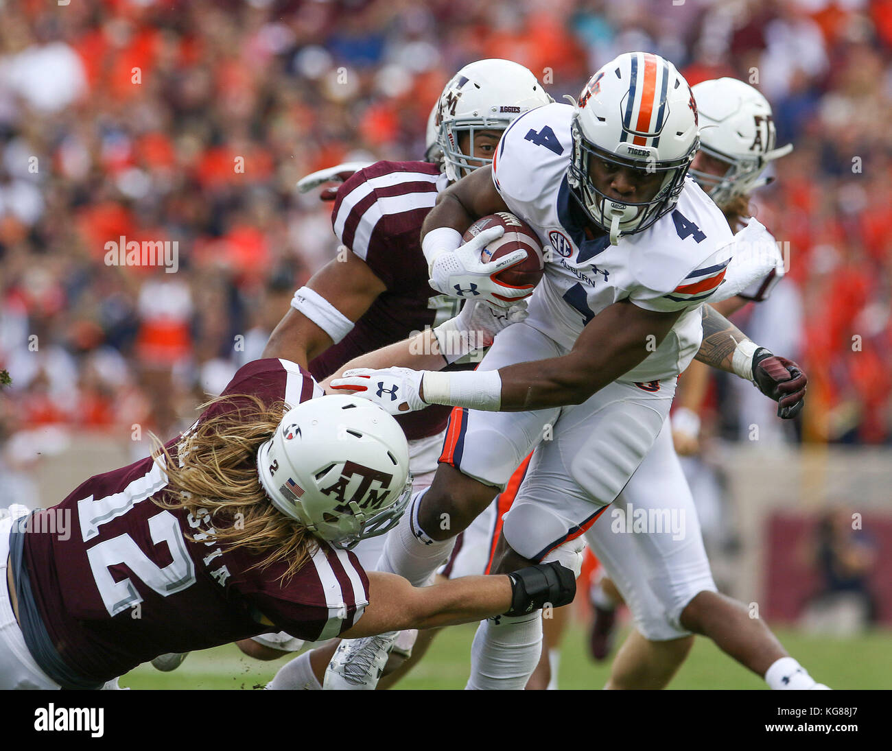 November 4, 2017: Auburn Tiger wide receiver Noah Igbinoghene (4) eilt für Werften und wird von der Texas A&M Aggies linebacker Cullen Gillaspia gebracht (12) Im dritten Quartal während der NCAA Football Spiel zwischen der Auburn Tiger und der Texas A&M Aggies am Kyle Feld in College Station, TX; John Glaser/CSM. Stockfoto