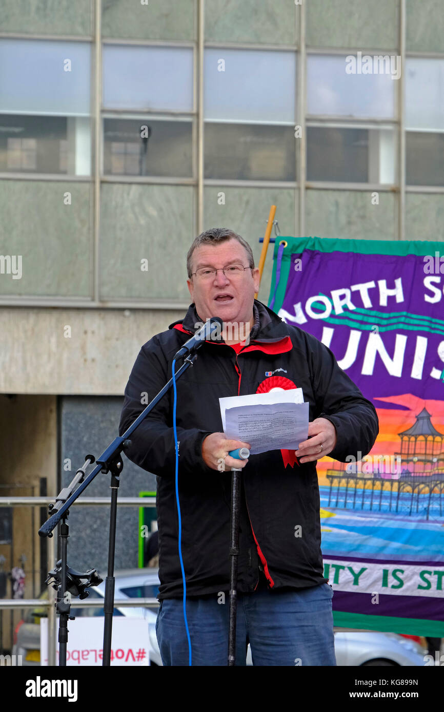 Weston-super-Mare, Großbritannien. 4. November 2017. Dave Townsend, Vorsitzender von Weston Wahlkreis Labour Party, spricht bei einer Demonstration gegen die Schliessung der notfallstation am Weston General Hospital. Trotz der Versicherungen, dass die Schließung ist nur eine vorübergehende Maßnahme, es ist in Kraft seit Juli 2017 gewesen, und viele Menschen in der Region betroffen sind, dass es der Auftakt zu weiteren Kürzungen. Keith Ramsey/Alamy leben Nachrichten Stockfoto