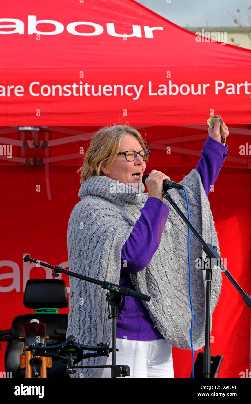 Weston-super-Mare, Großbritannien. 4. November 2017. Tanya Palmer der Gewerkschaft UNISON spricht bei einer Demonstration gegen die Schliessung der notfallstation am Weston General Hospital. Trotz der Versicherungen, dass die Schließung ist nur eine vorübergehende Maßnahme, es ist in Kraft seit Juli 2017 gewesen, und viele Menschen in der Region betroffen sind, dass es der Auftakt zu weiteren Kürzungen. Keith Ramsey/Alamy leben Nachrichten Stockfoto