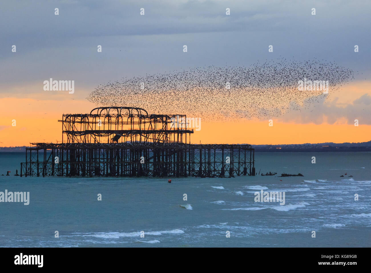 Brighton, Großbritannien, 4. November 2017. Eine Herde von Tausenden von Staren bildet Murmeln über dem Meer und verwelkt West Pier in Brighton, East Sussex. Britische Stare strömen in großer Zahl jeden Herbst, wenn die Tage kälter werden, bevor sie während der kalten Wintermonate große Gemeinschaftsbröcken bilden. Credit: Imageplotter Nachrichten und Sport/Alamy Live News Stockfoto