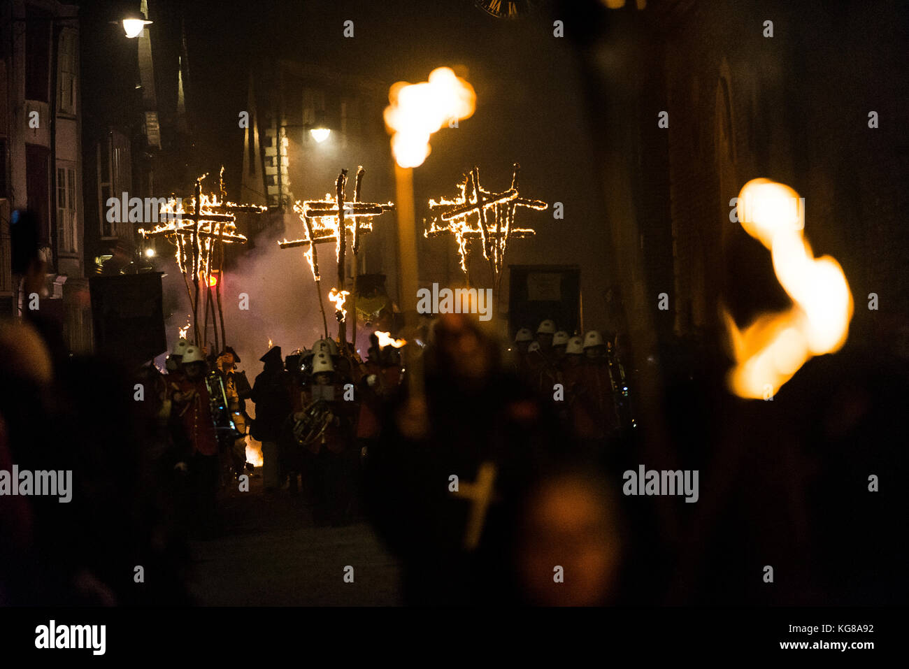Lewes, Großbritannien. 4. Nov 2016. Lewes Lagerfeuer Nacht feiern. Die jährliche 5. November feiern in Lewes, East Sussex, sind die größten Bonfire Night feiern in der Welt. Diese Jahre feiern fallen am Samstag, den 4. November. Credit: Francesca Moore/Alamy leben Nachrichten Stockfoto