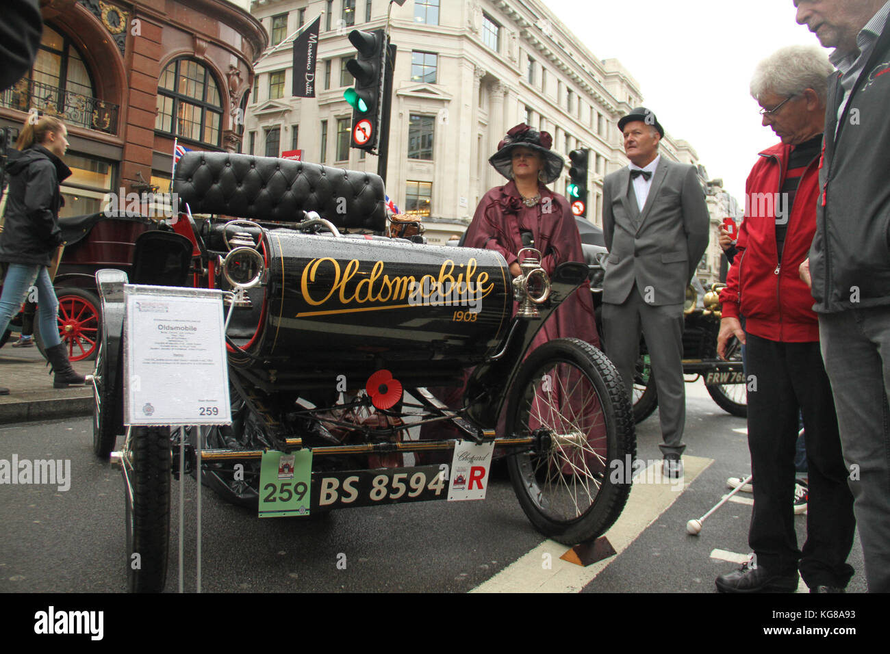 London, Großbritannien. 4 Nov, 2017. Classic motos Fans bewundern Sie einen 1903 Oldsmobile während der jährlichen Regent Street Motor Show mit einigen Veteran Karte, elektrische Autos sowie formale eines Autos am 4. November 2017. Regent Street ist vom Piccadilly Circus, Oxford Circus Fußgängerzone. Quelle: David Mbiyu/Alamy leben Nachrichten Stockfoto