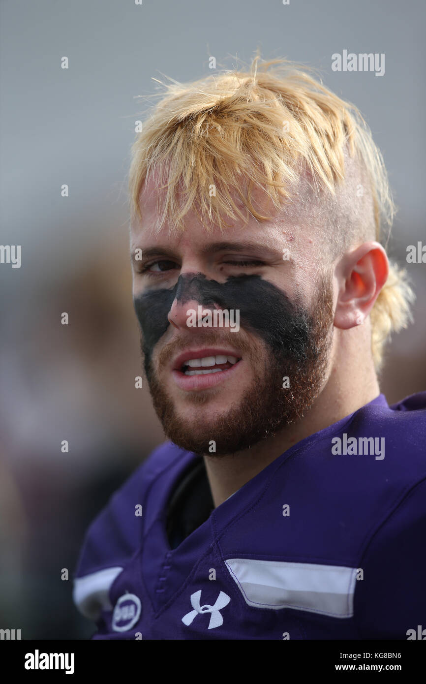 London, Ontario, Kanada. 4 Nov, 2017 Die westlichen Mustangs ihr undefeated Streifen lebendig mit einem großen 66-12 Gewinn über Guelph Gryphons im Yates Schale halten Halbfinale Samstag. Western statt Guelph zu nur 77 Yards der Handlung, während eine vorherrschende Leistung von 488 Yards der eigenen Handlung. Western wird jetzt Laurier in den Yates Cup Finale am 11. November 2017 TD Waterhouse Stadion in London Ontario spielen. Credit: Lukas Durda/Alamy leben Nachrichten Stockfoto