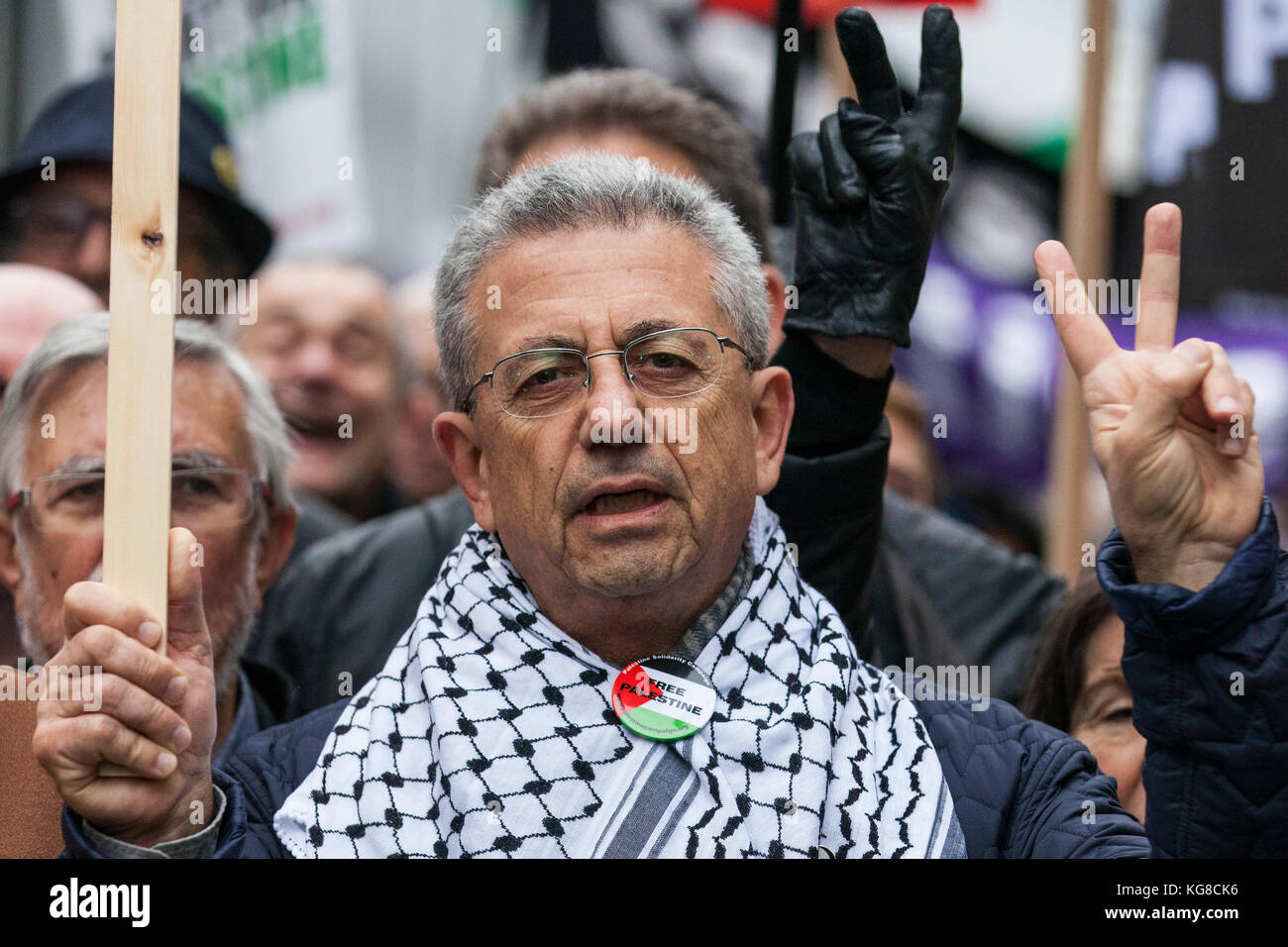 London, Großbritannien. 4. november 2017. Dr. Mustafa Barghouti, palästinensischer Politiker und Generalsekretär der palästinensischen nationalen Initiative, macht ein Sieg Zeichen als er marschiert mit Mitkämpfer für Palästina durch London zu Gerechtigkeit und gleiche Rechte für die Palästinenser zwei Tage nach dem 100-jährigen Jubiläum der Balfour Deklaration am 2. November 1917. Quelle: Mark kerrison/alamy leben Nachrichten Stockfoto