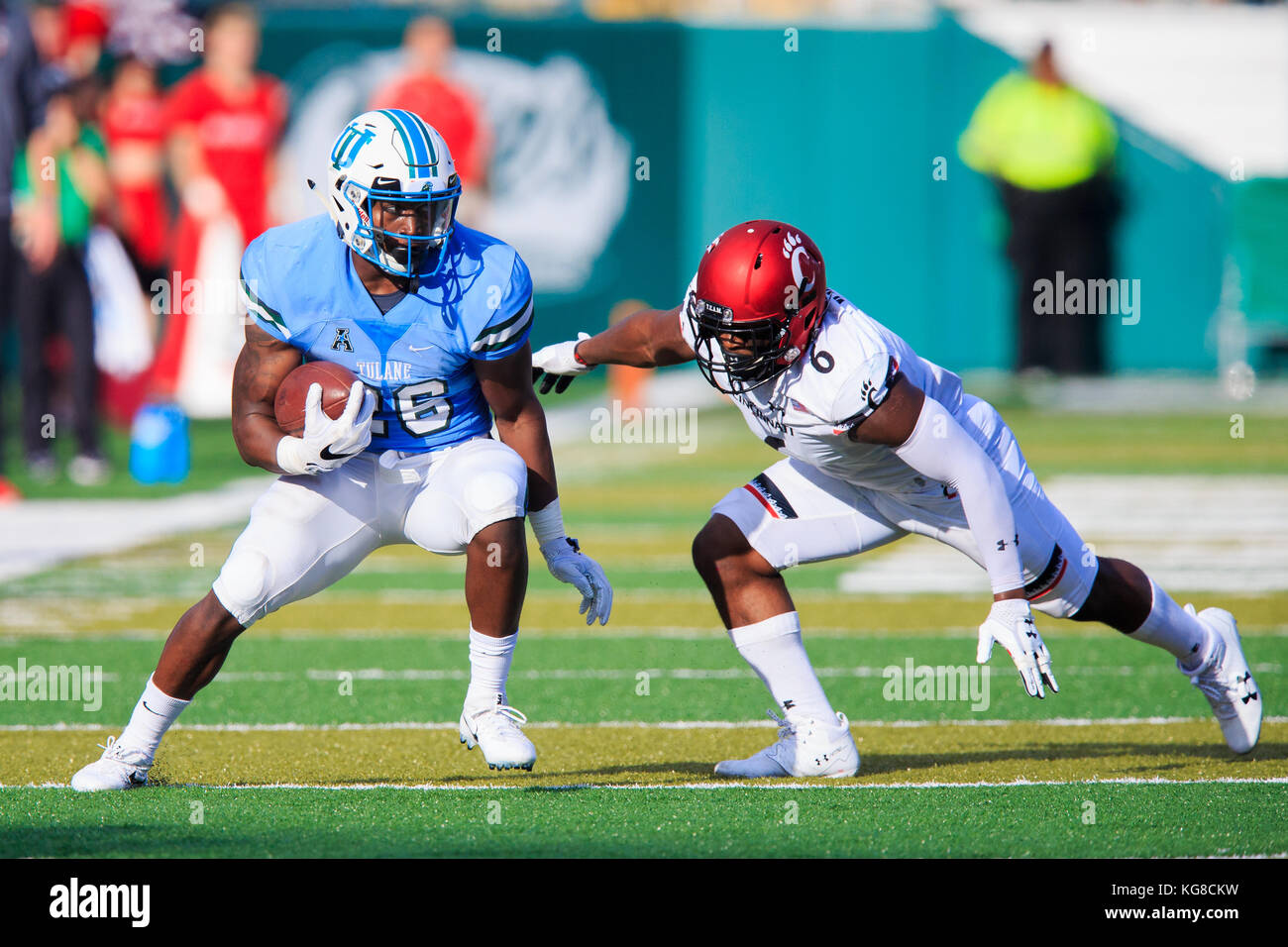 New Orleans, LA, USA. 04 Nov, 2017. Cincinnati Bearcats linebacker Perry Junge (6) packt Tulane grüne Welle zurück laufen Dontrell Hilliard (26) Während des Spiels zwischen den Cincinnati Bearcats und Tulane grüne Welle bei Benson Feld an yulman Stadion in New Orleans, LA. Cincinnati Bearcats gewann 17-16. Stephen Lew/CSM/Alamy leben Nachrichten Stockfoto