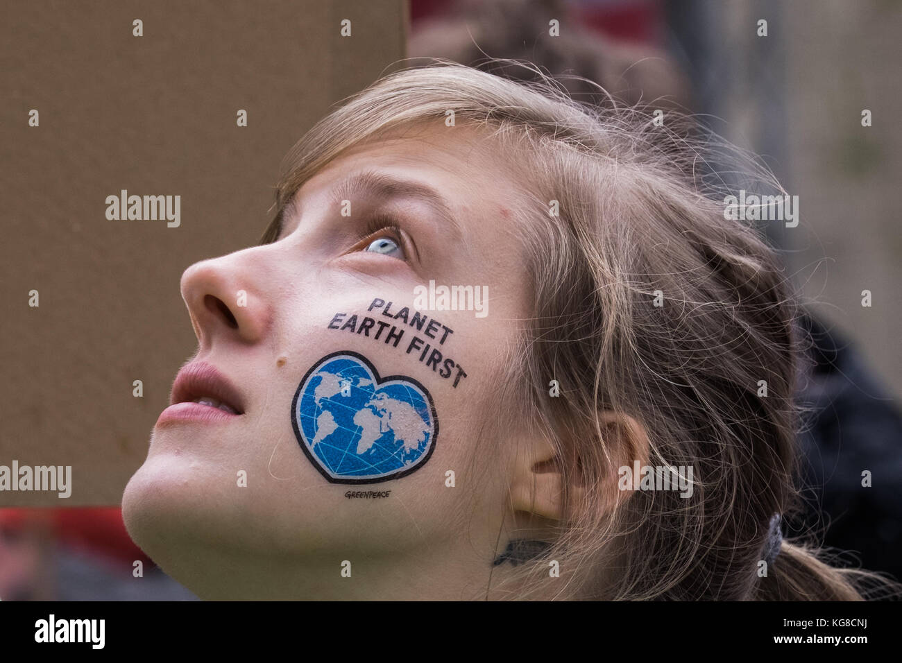 November 4, 2017 - Bonn, Nordrhein - Westfalen, Bundesrepublik Deutschland - eine Frau mit einem Tattoo auf die Wange geschrieben "Planet Erde" Während des Protestes gesehen. Als cop 23 ist, zu beginnen, 25.000 Menschen zusammen, in der die Menschen durch die Straßen von Bonn gleichermaßen bezeichnenden und dringende Maßnahmen der internationalen Gemeinschaft zum Klimawandel zu verlangen. Credit: Alban grosdidier/Sopa/zuma Draht/alamy leben Nachrichten Stockfoto