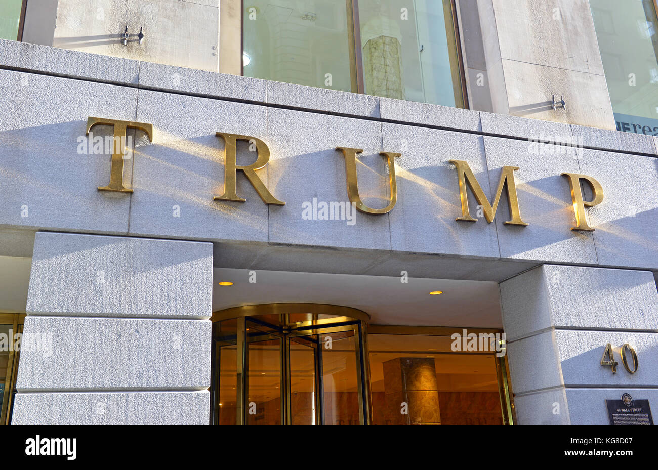 New York City - ca. November 2017. geplanten Proteste in der Nähe von trump Gebäude wie 40 Wall Street von der liberalen Linken, die immer noch nicht akzeptieren Donald Trump als Präsident organisiert sind Stockfoto
