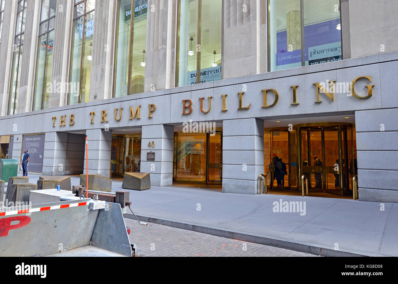 New York City - ca. November 2017. geplanten Proteste in der Nähe von trump Gebäude wie 40 Wall Street von der liberalen Linken, die immer noch nicht akzeptieren Donald Trump als Präsident organisiert sind Stockfoto