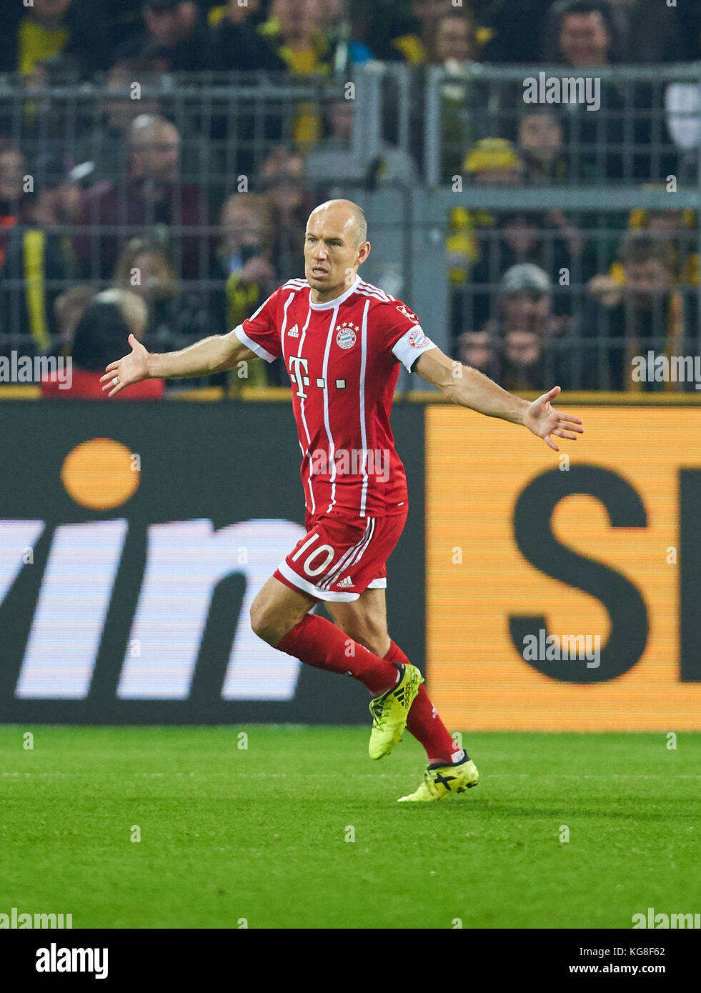 Erste Deutsche Fußball Liga, Dortmund, November 04, 2017 Arjen Robben, Fcb 10 Ziele für 0-1 Jubel, Freude, Emotionen, feiern, lachen, Jubeln, Jubeln, reißt die Arme, ballte die Faust, Borussia Dortmund - fc bayern münchen 1-3 Deutsche Fussball Liga Match in Dortmund, November 03, 2017, Saison 2017/2018 © Peter Schatz/alamy leben Nachrichten Stockfoto