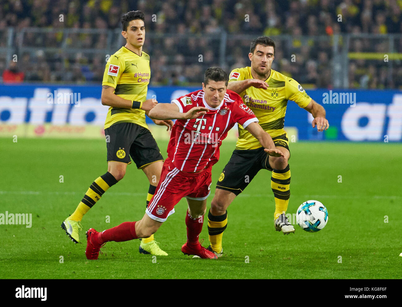 Erste Deutsche Fußball Liga, Dortmund, November 04, 2017 Robert Lewandowski, Fcb 9 konkurrieren um die Kugel gegen Marc bartra aregall, bvb 5 sokratis, 25 BVB Borussia Dortmund - fc bayern münchen 1-3 Deutsche Fussball Liga Match in Dortmund, November 03, 2017, Saison 2017/2018 © Peter Schatz/alamy leben Nachrichten Stockfoto