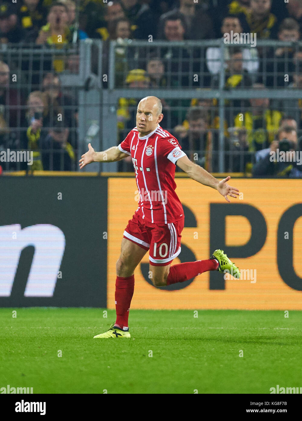 Erste Deutsche Fußball Liga, Dortmund, November 04, 2017 Arjen Robben, Fcb 10 Ziele für 0-1 Jubel, Freude, Emotionen, feiern, lachen, Jubeln, Jubeln, reißt die Arme, ballte die Faust, Borussia Dortmund - fc bayern münchen 1-3 Deutsche Fussball Liga Match in Dortmund, November 03, 2017, Saison 2017/2018 © Peter Schatz/alamy leben Nachrichten Stockfoto