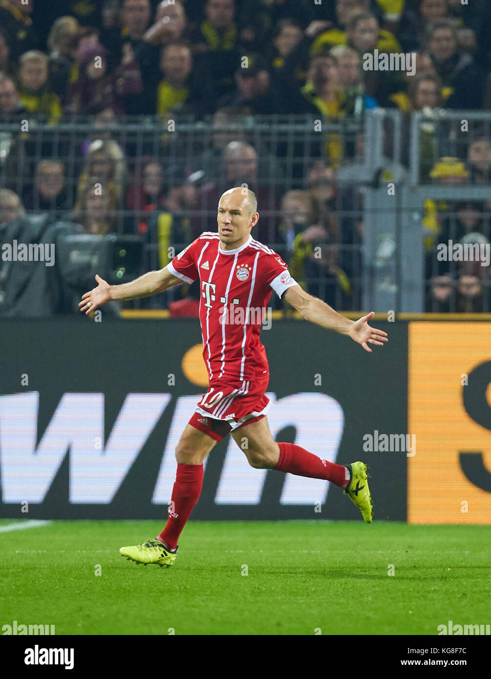 Erste Deutsche Fußball Liga, Dortmund, November 04, 2017 Arjen Robben, Fcb 10 Ziele für 0-1 Jubel, Freude, Emotionen, feiern, lachen, Jubeln, Jubeln, reißt die Arme, ballte die Faust, Borussia Dortmund - fc bayern münchen 1-3 Deutsche Fussball Liga Match in Dortmund, November 03, 2017, Saison 2017/2018 © Peter Schatz/alamy leben Nachrichten Stockfoto