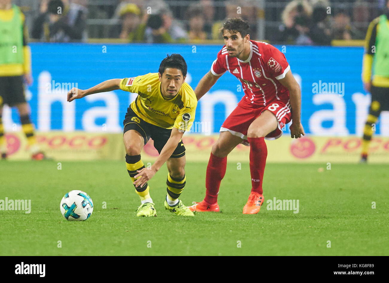 Erste Deutsche Fußball Liga, Dortmund, November 04, 2017 shinji Kagawa, bvb 23 konkurrieren um die Kugel gegen Javi Martinez, Fcb 8 Borussia Dortmund - fc bayern münchen 1-3 Deutsche Fussball Liga Match in Dortmund, November 03, 2017, Saison 2017/2018 © Peter Schatz/alamy leben Nachrichten Stockfoto