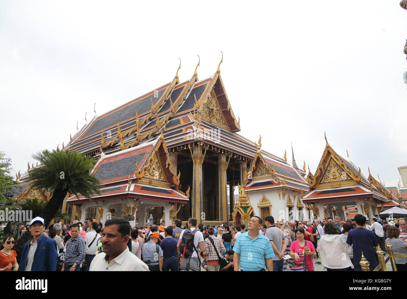 Bangkok, Thailand. 5. November 2017. Die touristische strömten zu den Palast als sie wieder nach dem königlichen Begräbnis, Bilder des neuen Königs sind auf dem Display und die Menschen Gebete zu ihm, im Tempel gegenüber dem Palast der Credit: Paul quezada - Neiman/alamy Leben Nachrichten öffnen ihre Türen Stockfoto