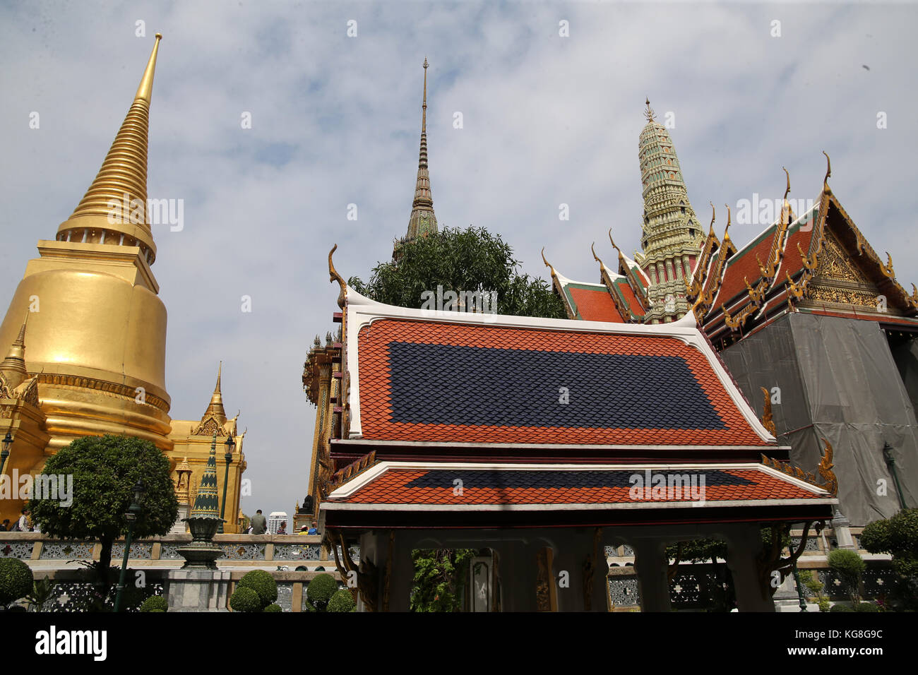 Bangkok, Thailand. 5. November 2017. Die touristische strömten zu den Palast als sie wieder nach dem königlichen Begräbnis, Bilder des neuen Königs sind auf dem Display und die Menschen Gebete zu ihm, im Tempel gegenüber dem Palast der Credit: Paul quezada - Neiman/alamy Leben Nachrichten öffnen ihre Türen Stockfoto