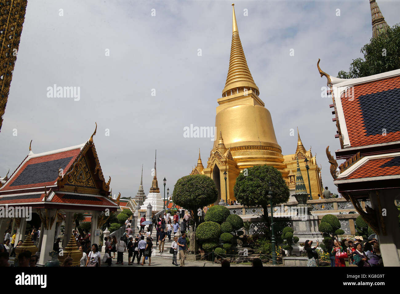 Bangkok, Thailand. 5. November 2017. Die touristische strömten zu den Palast als sie wieder nach dem königlichen Begräbnis, Bilder des neuen Königs sind auf dem Display und die Menschen Gebete zu ihm, im Tempel gegenüber dem Palast der Credit: Paul quezada - Neiman/alamy Leben Nachrichten öffnen ihre Türen Stockfoto