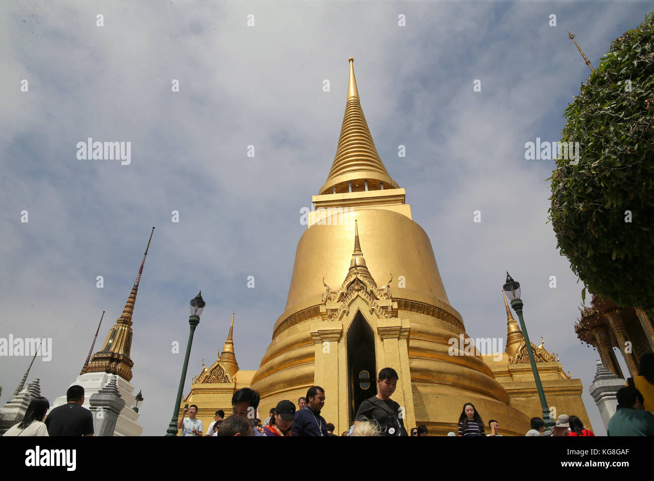 Bangkok, Thailand. 5. November 2017. Die touristische strömten zu den Palast als sie wieder nach dem königlichen Begräbnis, Bilder des neuen Königs sind auf dem Display und die Menschen Gebete zu ihm, im Tempel gegenüber dem Palast der Credit: Paul quezada - Neiman/alamy Leben Nachrichten öffnen ihre Türen Stockfoto