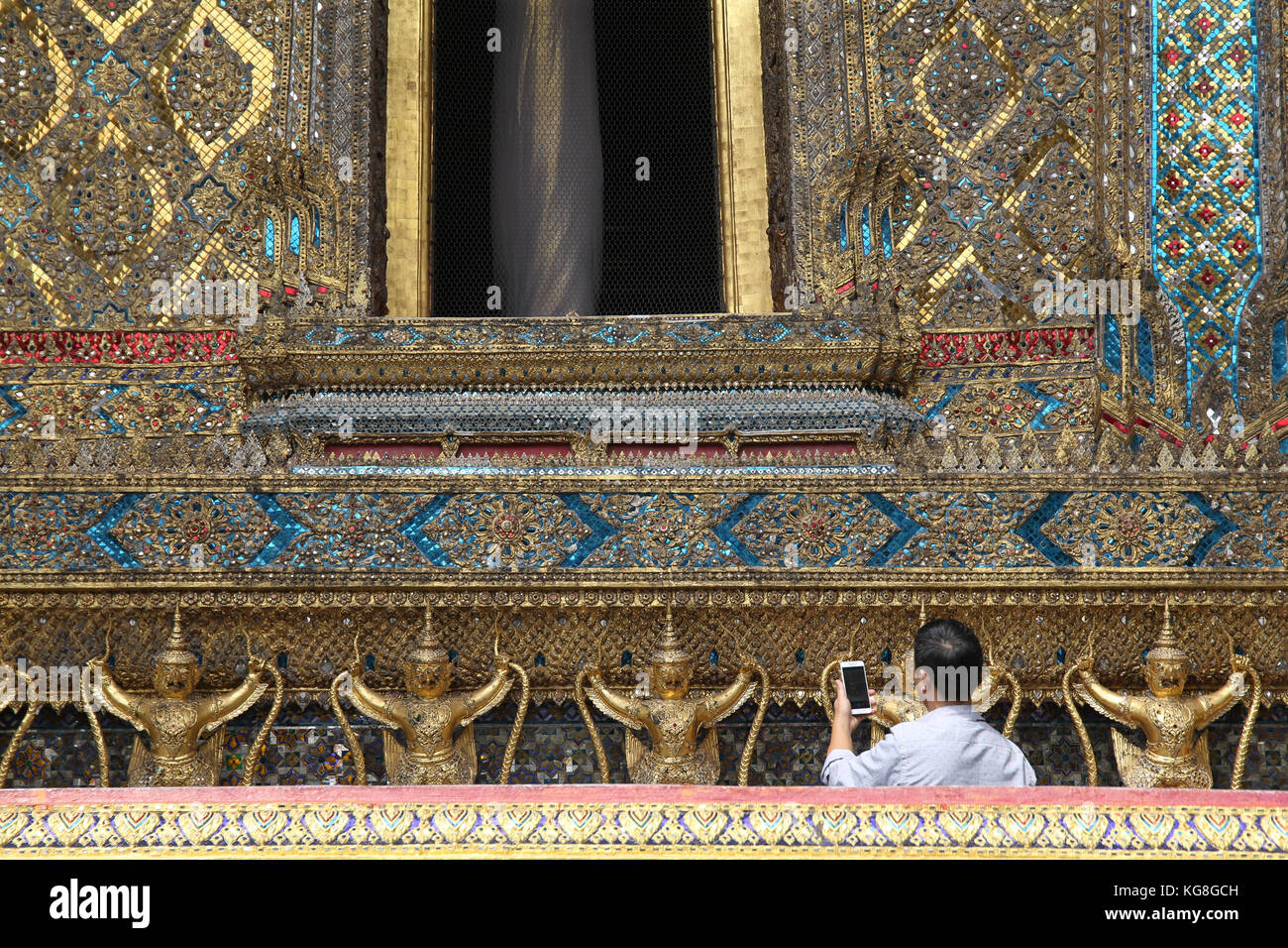 Bangkok, Thailand. 5. November 2017. Die touristische strömten zu den Palast als sie wieder nach dem königlichen Begräbnis, Bilder des neuen Königs sind auf dem Display und die Menschen Gebete zu ihm, im Tempel gegenüber dem Palast der Credit: Paul quezada - Neiman/alamy Leben Nachrichten öffnen ihre Türen Stockfoto