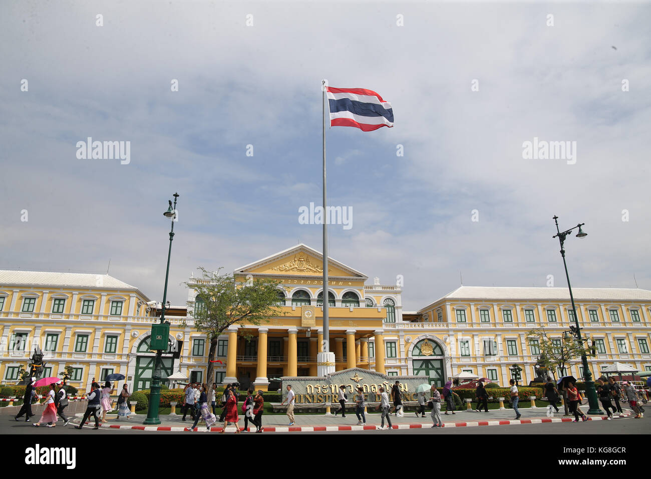 Bangkok, Thailand. 5. November 2017. Die touristische strömten zu den Palast als sie wieder nach dem königlichen Begräbnis, Bilder des neuen Königs sind auf dem Display und die Menschen Gebete zu ihm, im Tempel gegenüber dem Palast der Credit: Paul quezada - Neiman/alamy Leben Nachrichten öffnen ihre Türen Stockfoto