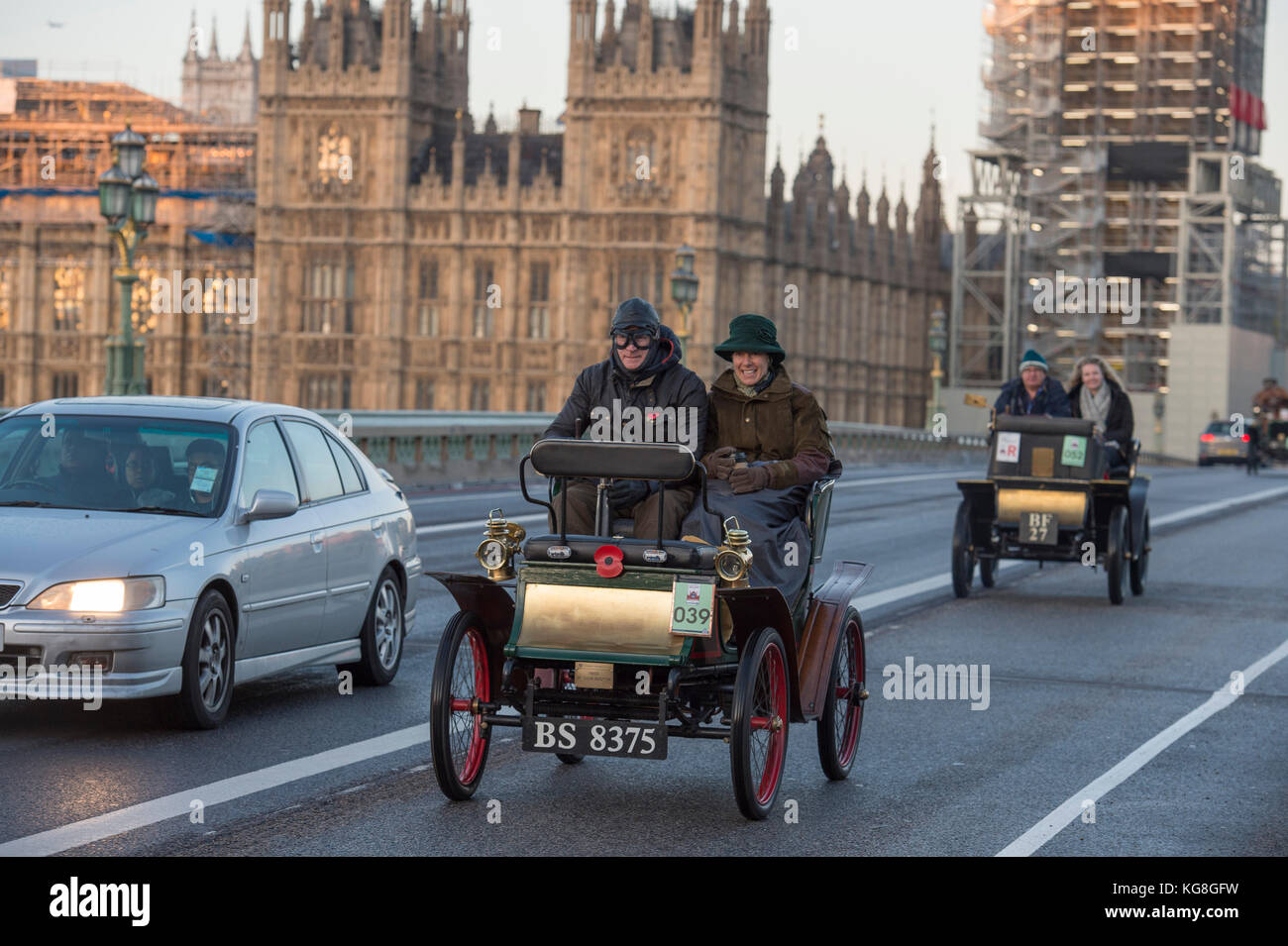 Westminster Bridge, London, Großbritannien. 5. November 2017. Bonhams von London nach Brighton – Oldtimer-Autorennen, unterstützt von Hiscox, der weltweit längsten Motorveranstaltung aus dem Jahr 1927, auf der Westminster Bridge mit Gerüsten bedeckte Big Ben auf der jährlichen Pilgerfahrt vom Hyde Park im Zentrum Londons nach Brighton und wurde vom Royal Automobile Club organisiert. 1900 De Dion Bouton. Quelle: Malcolm Park/Alamy Live News. Stockfoto