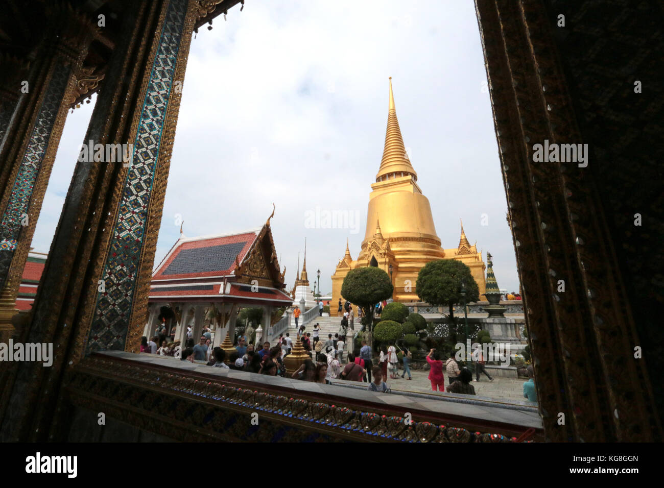 Bangkok, Thailand. 5. November 2017. Die touristische strömten zu den Palast als sie wieder nach dem königlichen Begräbnis, Bilder des neuen Königs sind auf dem Display und die Menschen Gebete zu ihm, im Tempel gegenüber dem Palast der Credit: Paul quezada - Neiman/alamy Leben Nachrichten öffnen ihre Türen Stockfoto