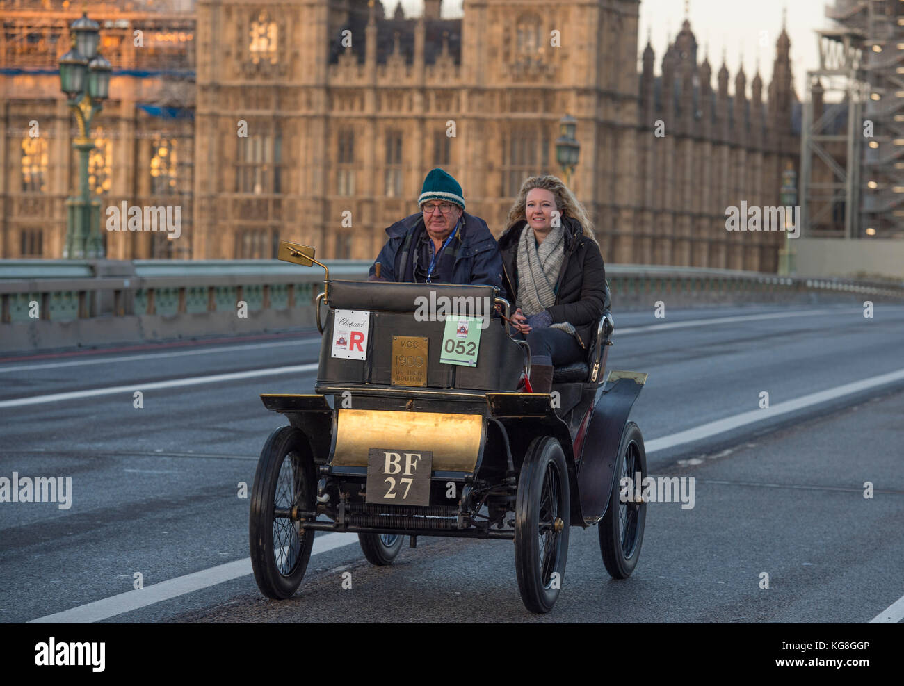 Westminster Bridge, London, Großbritannien. 5. November 2017. Bonhams von London nach Brighton – Oldtimer-Autorennen, unterstützt von Hiscox, der weltweit längsten Motorveranstaltung aus dem Jahr 1927, auf der Westminster Bridge mit Gerüsten bedeckte Big Ben auf der jährlichen Pilgerfahrt vom Hyde Park im Zentrum Londons nach Brighton und wurde vom Royal Automobile Club organisiert. 1900 De Dion Bouton. Quelle: Malcolm Park/Alamy Live News. Stockfoto