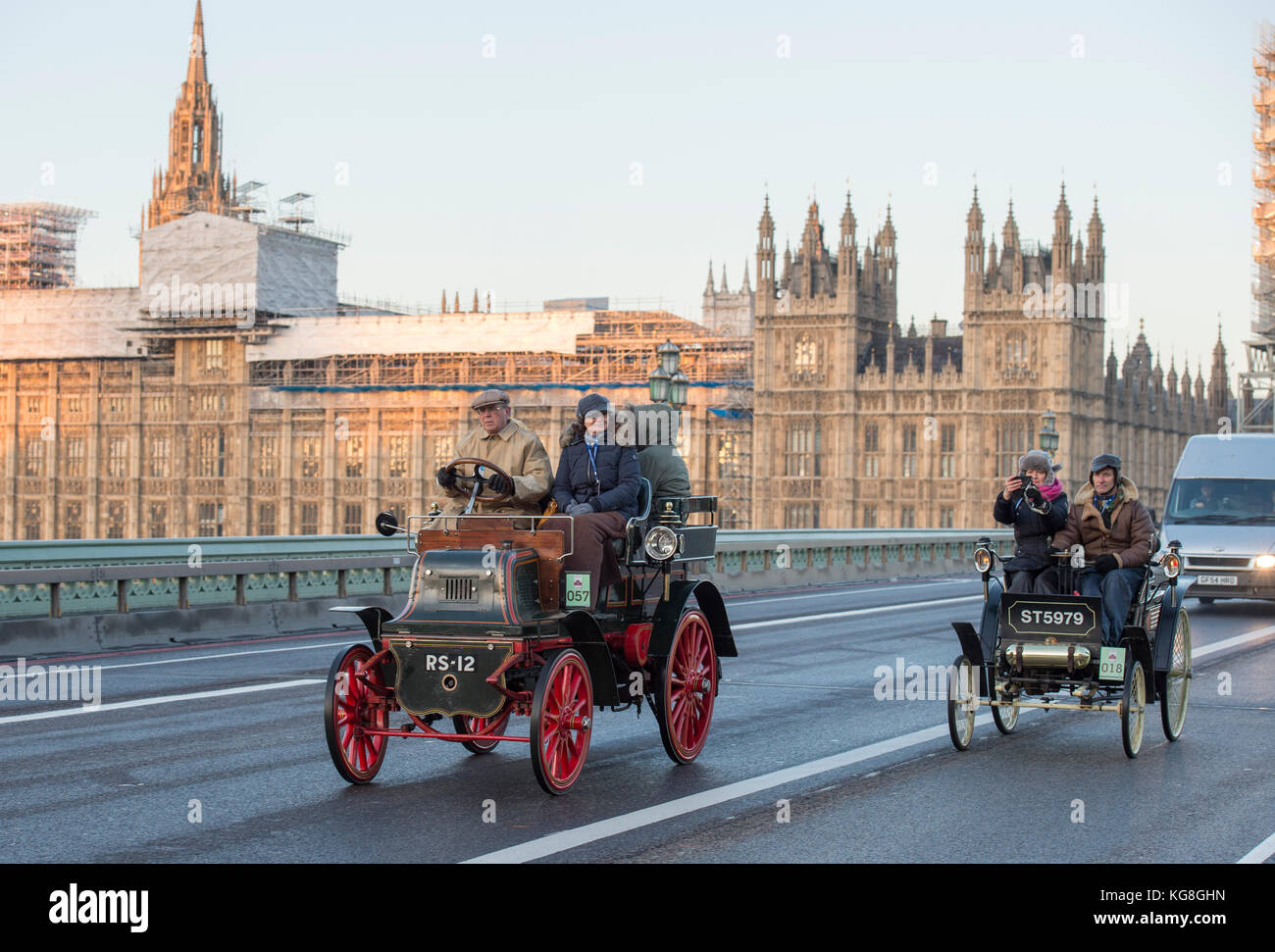 Westminster Bridge, London, Großbritannien. 5. November 2017. Bonhams von London nach Brighton – Oldtimer-Autorennen, unterstützt von Hiscox, der weltweit längsten Motorveranstaltung aus dem Jahr 1927, auf der Westminster Bridge mit Gerüsten bedeckte Big Ben auf der jährlichen Pilgerfahrt vom Hyde Park im Zentrum Londons nach Brighton und wurde vom Royal Automobile Club organisiert. 1900 Daimler (links) überholt einen 1898 Benz. Quelle: Malcolm Park/Alamy Live News. Stockfoto