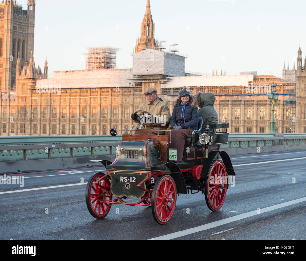 Westminster Bridge, London, Großbritannien. 5. November 2017. Bonhams von London nach Brighton – Oldtimer-Autorennen, unterstützt von Hiscox, der weltweit längsten Motorveranstaltung aus dem Jahr 1927, auf der Westminster Bridge mit Gerüsten bedeckte Big Ben auf der jährlichen Pilgerfahrt vom Hyde Park im Zentrum Londons nach Brighton und wurde vom Royal Automobile Club organisiert. 1900 Daimler. Quelle: Malcolm Park/Alamy Live News. Stockfoto