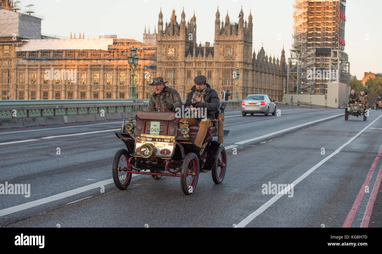 Westminster Bridge, London, Großbritannien. 5. November 2017. Bonhams von London nach Brighton – Oldtimer-Autorennen, unterstützt von Hiscox, der weltweit längsten Motorveranstaltung aus dem Jahr 1927, auf der Westminster Bridge mit Gerüsten bedeckte Big Ben auf der jährlichen Pilgerfahrt vom Hyde Park im Zentrum Londons nach Brighton und wurde vom Royal Automobile Club organisiert. 1900 De Dion Bouton. Quelle: Malcolm Park/Alamy Live News. Stockfoto