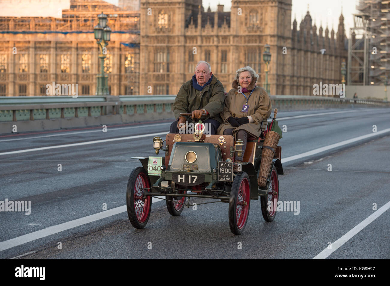 Westminster Bridge, London, Großbritannien. 5. November 2017. Bonhams von London nach Brighton – Oldtimer-Autorennen, unterstützt von Hiscox, der weltweit längsten Motorveranstaltung aus dem Jahr 1927, auf der Westminster Bridge mit Gerüsten bedeckte Big Ben auf der jährlichen Pilgerfahrt vom Hyde Park im Zentrum Londons nach Brighton und wurde vom Royal Automobile Club organisiert. 1900 New Orleans. Quelle: Malcolm Park/Alamy Live News. Stockfoto