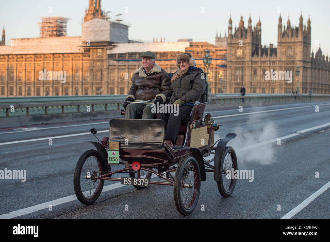 Westminster Bridge, London, Großbritannien. 5. November 2017. Bonhams von London nach Brighton – Oldtimer-Autorennen, unterstützt von Hiscox, der weltweit längsten Motorveranstaltung aus dem Jahr 1927, auf der Westminster Bridge mit Gerüsten bedeckte Big Ben auf der jährlichen Pilgerfahrt vom Hyde Park im Zentrum Londons nach Brighton und wurde vom Royal Automobile Club organisiert. Ein 1900 Mobile Steam. Quelle: Malcolm Park/Alamy Live News. Stockfoto