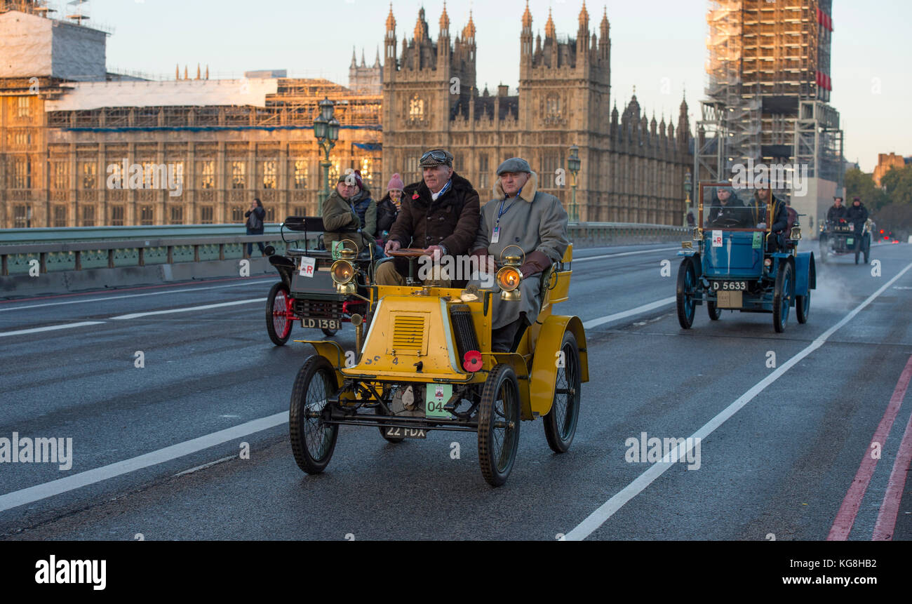 Westminster Bridge, London, Großbritannien. 5. November 2017. Bonhams von London nach Brighton – Oldtimer-Autorennen, unterstützt von Hiscox, der weltweit längsten Motorveranstaltung aus dem Jahr 1927, auf der Westminster Bridge mit Gerüsten bedeckte Big Ben auf der jährlichen Pilgerfahrt vom Hyde Park im Zentrum Londons nach Brighton und wurde vom Royal Automobile Club organisiert. 1900 Renault. Quelle: Malcolm Park/Alamy Live News. Stockfoto