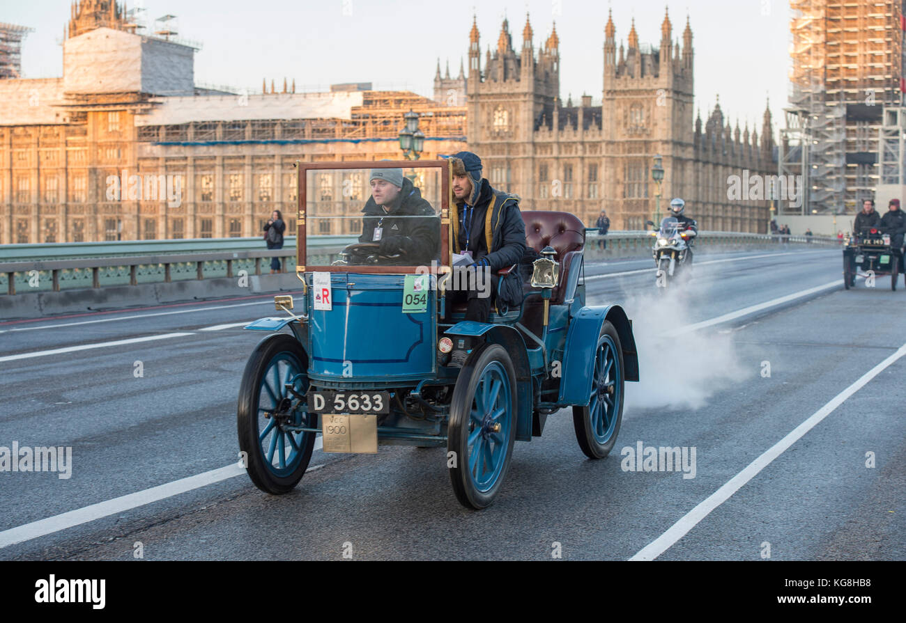 Westminster Bridge, London, Großbritannien. 5. November 2017. Bonhams von London nach Brighton – Oldtimer-Autorennen, unterstützt von Hiscox, der weltweit längsten Motorveranstaltung aus dem Jahr 1927, auf der Westminster Bridge mit Gerüsten bedeckte Big Ben auf der jährlichen Pilgerfahrt vom Hyde Park im Zentrum Londons nach Brighton und wurde vom Royal Automobile Club organisiert. 1900 Gardner Serpollet Dampf. Quelle: Malcolm Park/Alamy Live News. Stockfoto