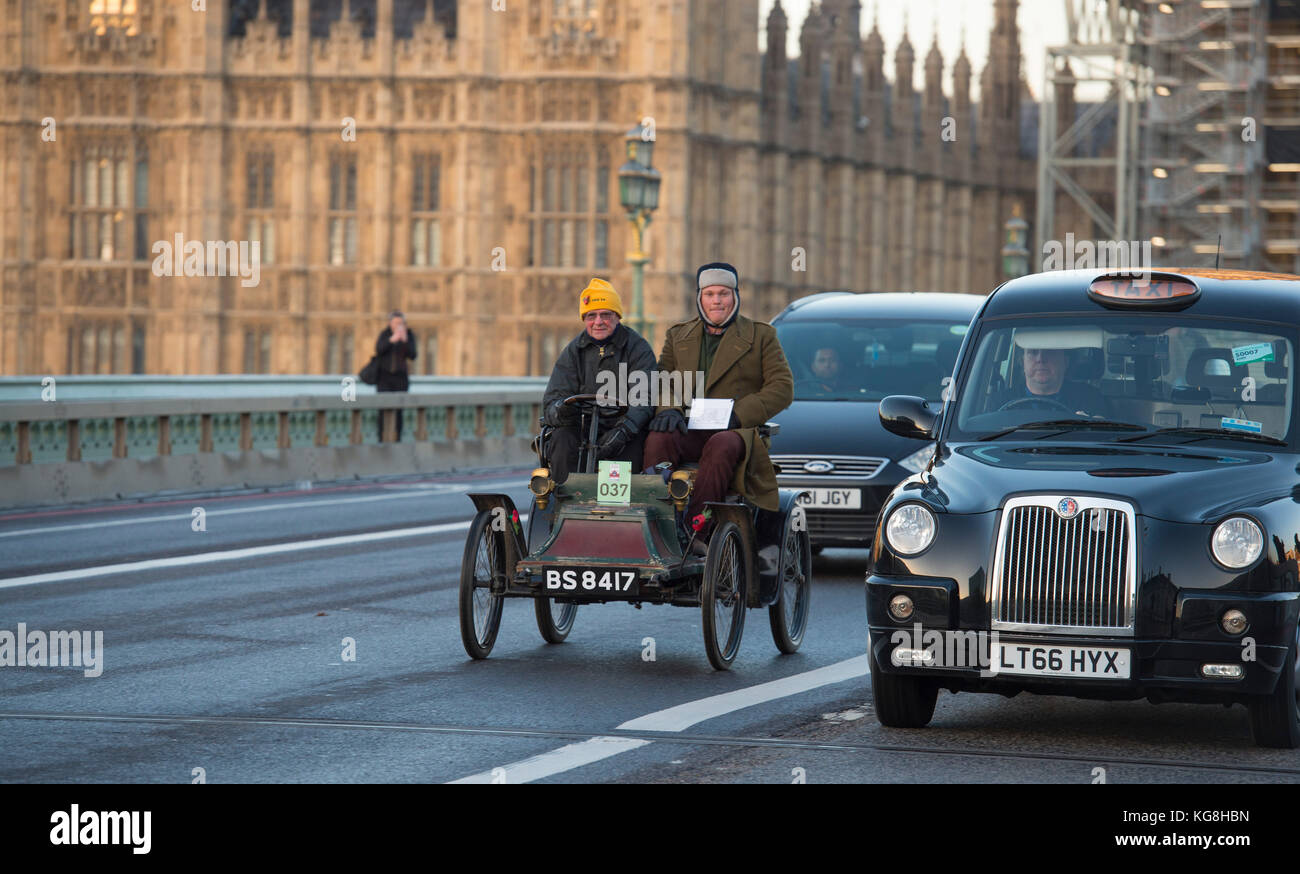 Westminster Bridge, London, Großbritannien. 5. November 2017. Bonhams von London nach Brighton – Oldtimer-Autorennen, unterstützt von Hiscox, der weltweit längsten Motorveranstaltung aus dem Jahr 1927, auf der Westminster Bridge mit Gerüsten bedeckte Big Ben auf der jährlichen Pilgerfahrt vom Hyde Park im Zentrum Londons nach Brighton und wurde vom Royal Automobile Club organisiert. 1900 Klemens im Verkehr. Quelle: Malcolm Park/Alamy Live News. Stockfoto