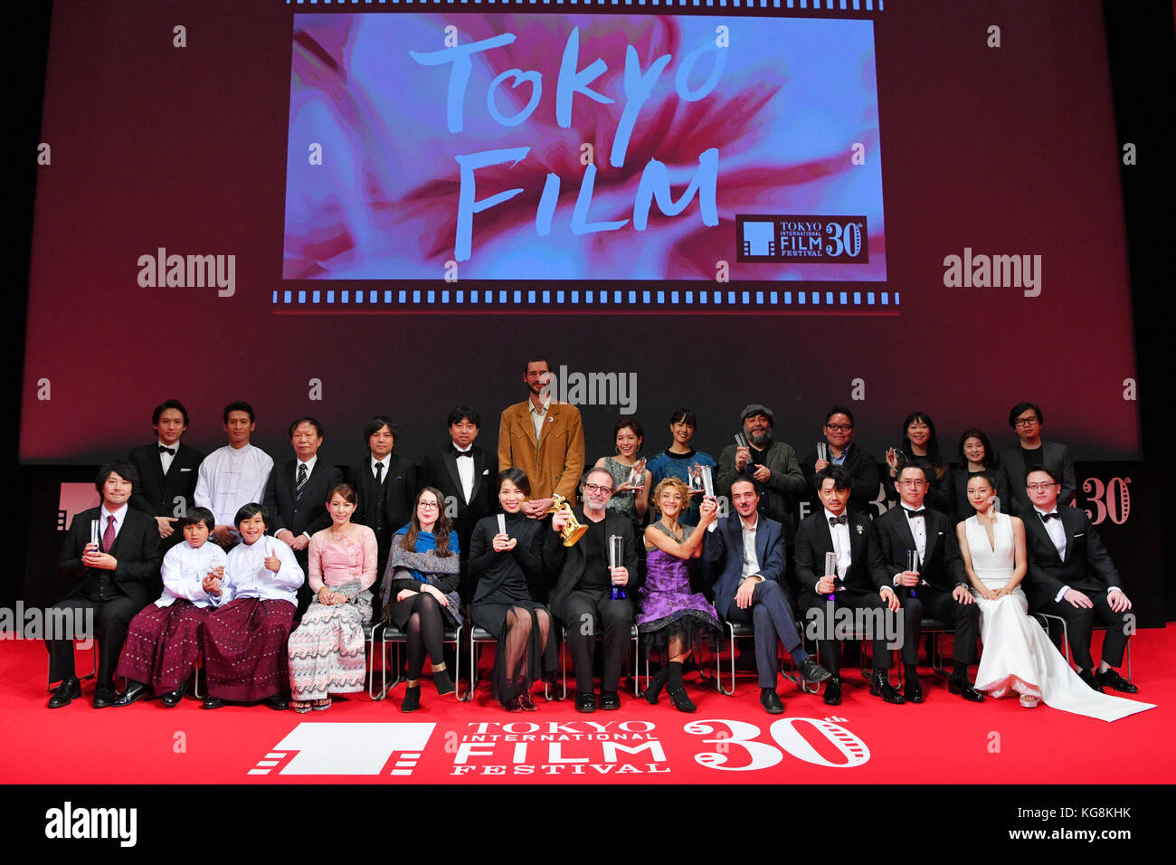 Gruppenaufnahme, November 03, 2017 - Die 30. Tokyo International Film Festival, Abschlussfeier, in Tokio, Japan, November 03, 2017. (Foto von 2017 Tiff/Lba) Stockfoto