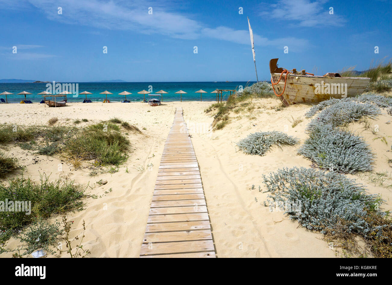 Altes Fischerboot an den Dünen von Petrivo Strand, westlich von Naxos, Kykladen, Ägäis, Griechenland Stockfoto