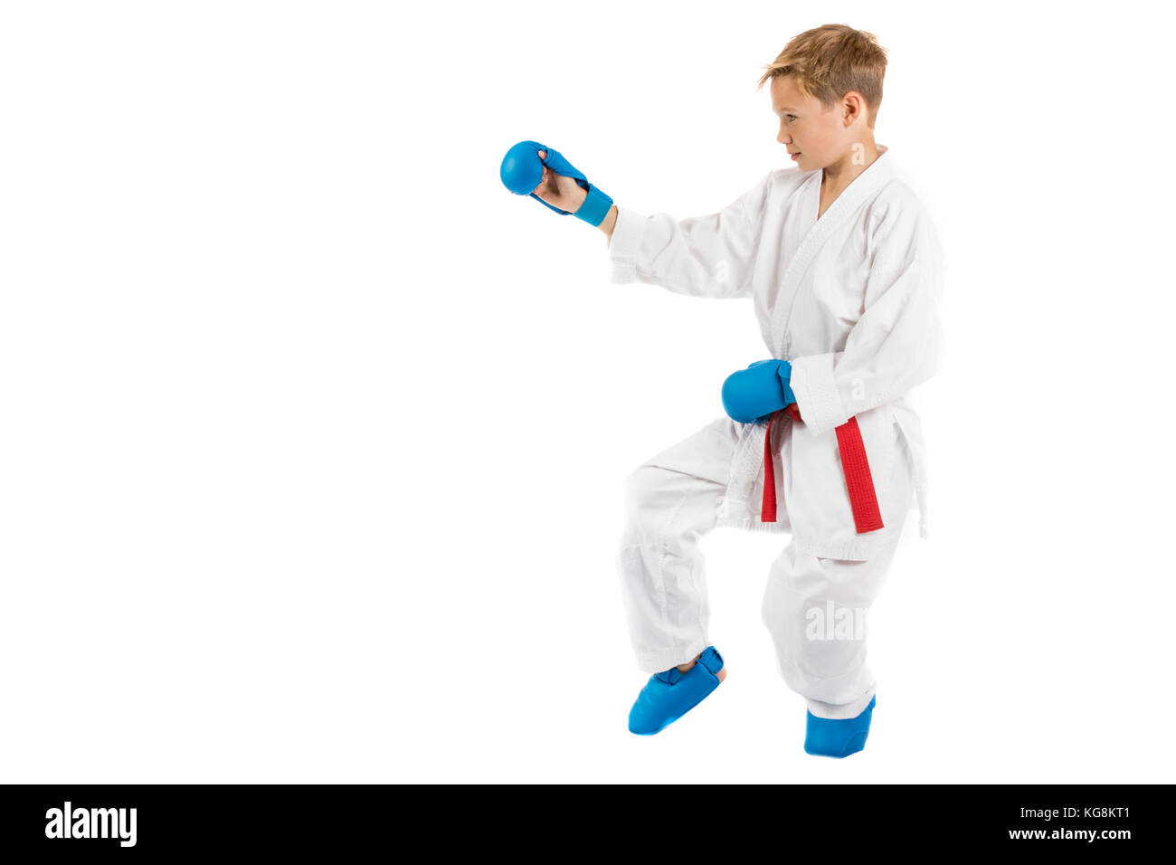 Pre-teen Boy, Karate auf weißem Hintergrund Stockfoto