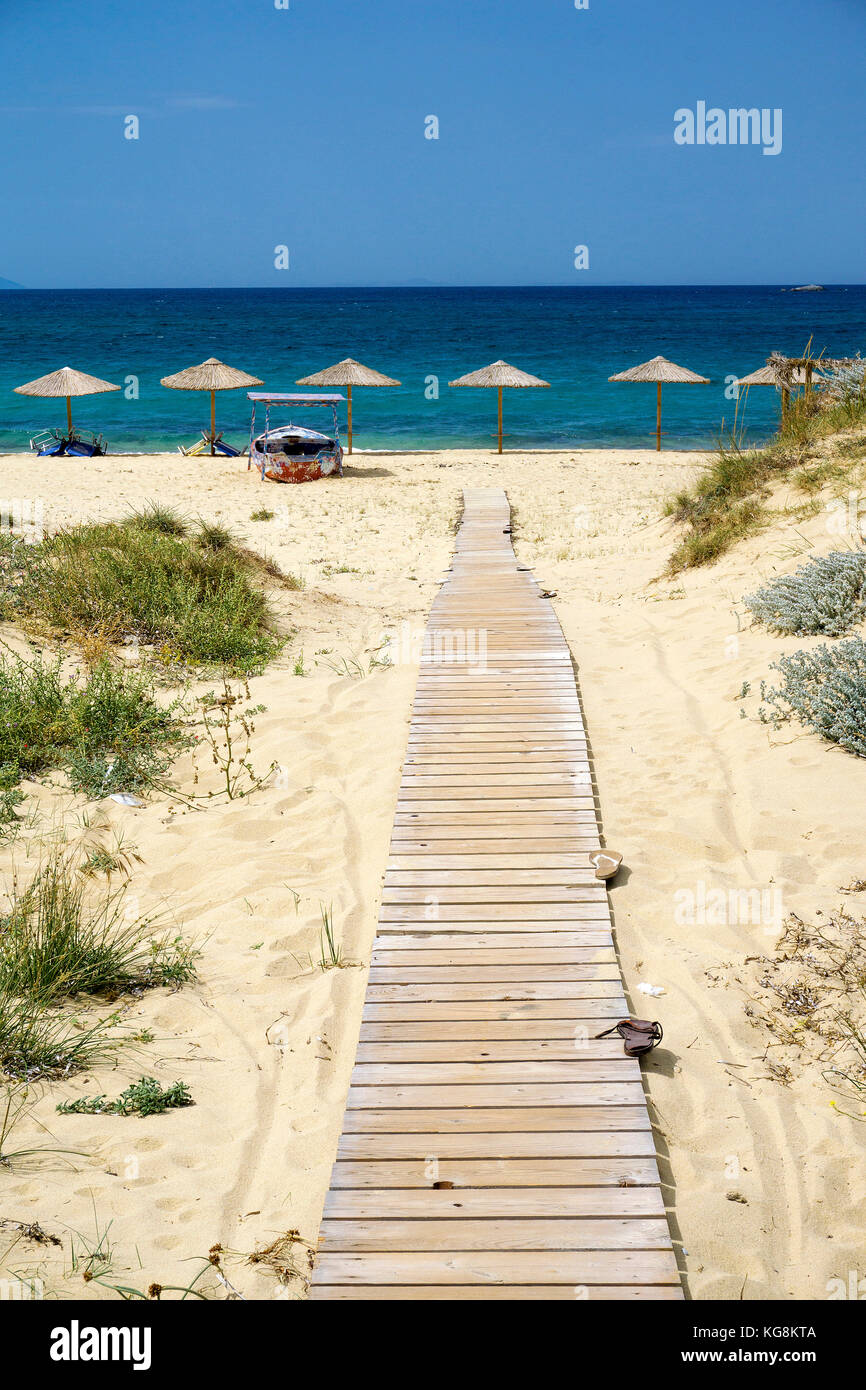 Holzstäbchen Weg führt zu Plaka Strand, westlich von Naxos, Kykladen, Ägäis, Griechenland Stockfoto