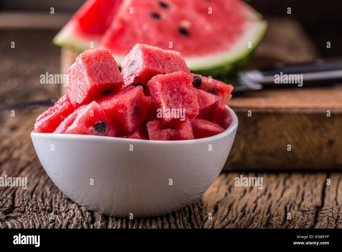 Wassermelone. Wassermelone in Schüssel auf Holztisch geschnitten. Stockfoto