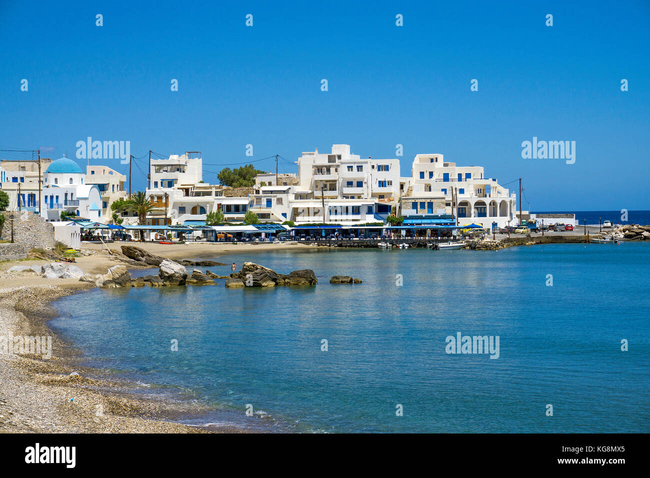 Strand und Hafen des kleinen Fischerdorfes Apollonas, Nordseite der Insel Naxos, Kykladen, Ägäis, Griechenland Stockfoto