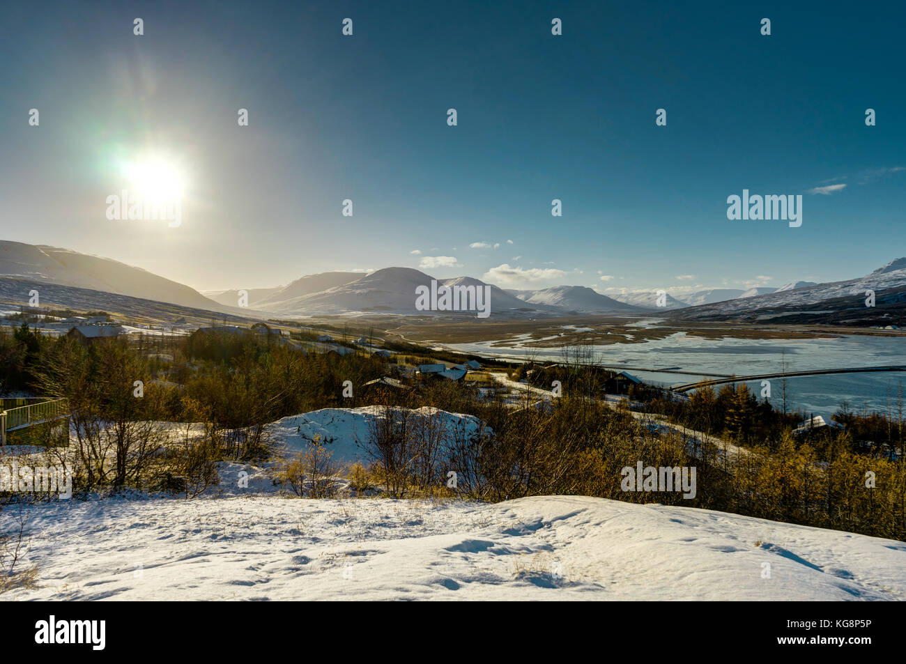 Sonnige Winterlandschaft in Island mit Schnee und blauem Himmel in der Nähe von Ak Stockfoto