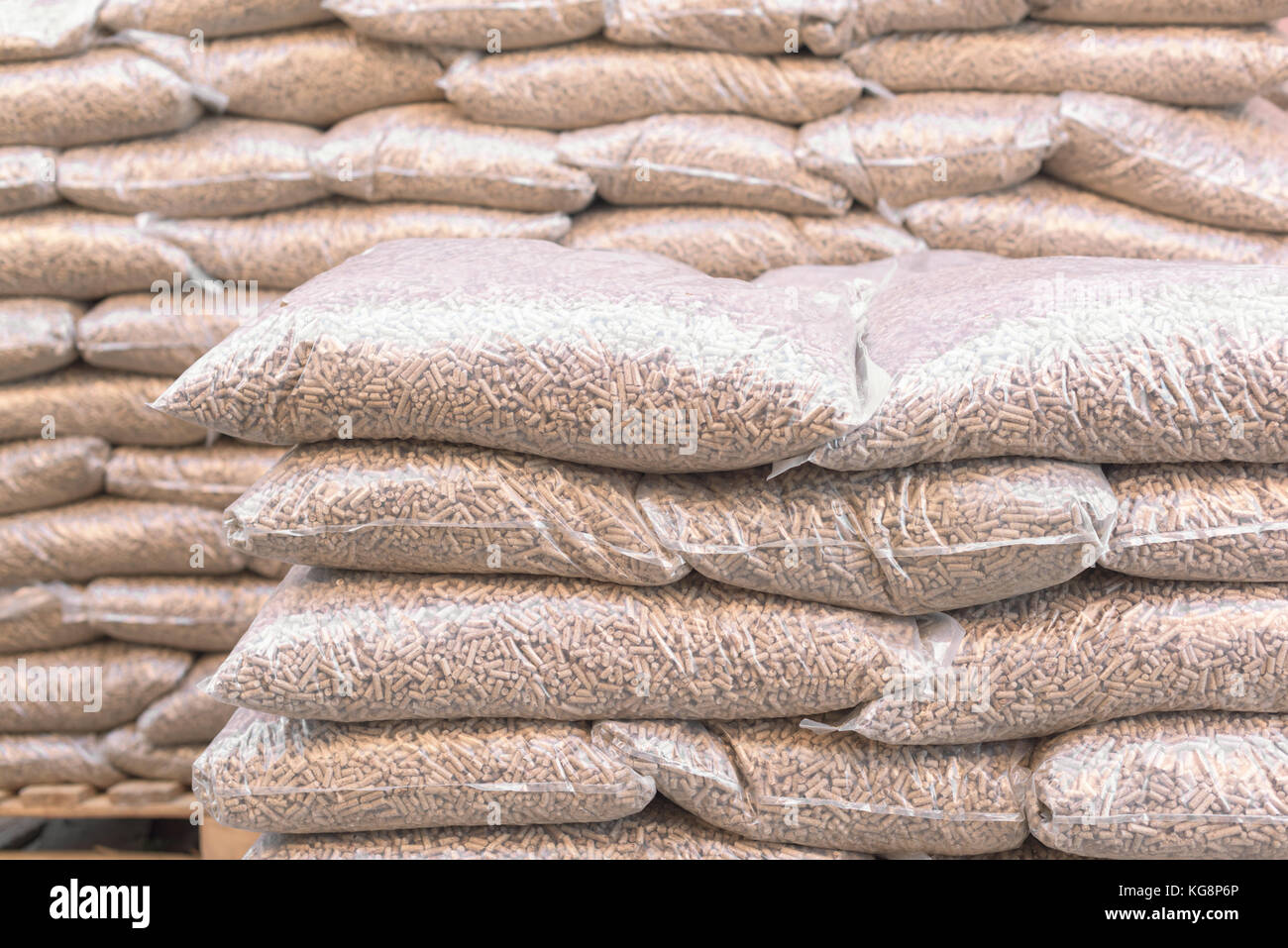 Haufen Plastik Taschen voll mit Pellets Stockfoto